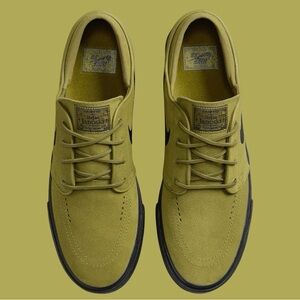 Nike SB Zoom Janoski OG+ in Pacific Moss - skateboarding green suede black sole